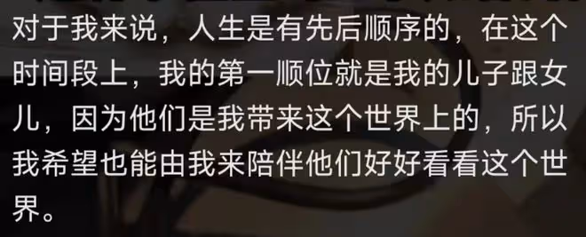 伊能靜帶女兒出遊,7歲米粒曬黑不少,穿粉裙做美甲超可愛