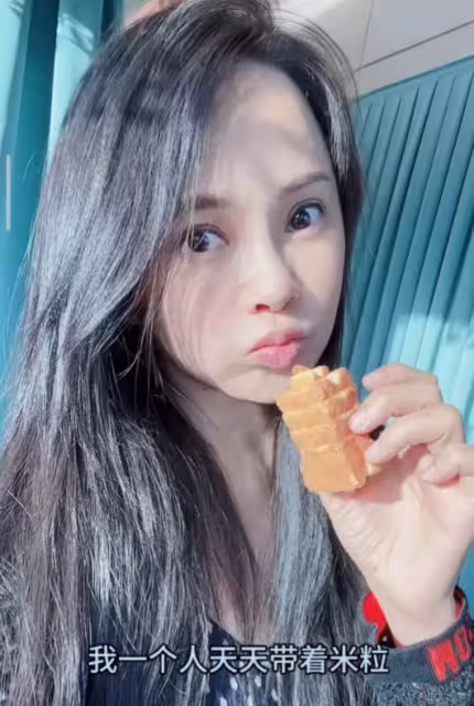 伊能靜帶女兒出遊,7歲米粒曬黑不少,穿粉裙做美甲超可愛