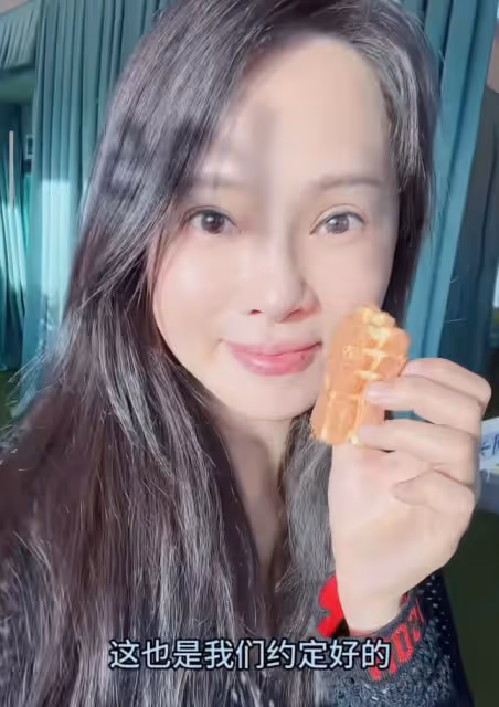 伊能靜帶女兒出遊,7歲米粒曬黑不少,穿粉裙做美甲超可愛