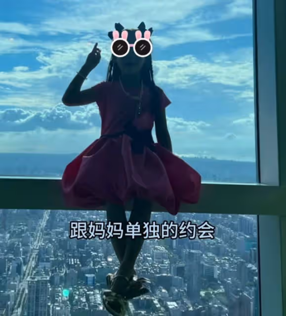 伊能靜帶女兒出遊,7歲米粒曬黑不少,穿粉裙做美甲超可愛