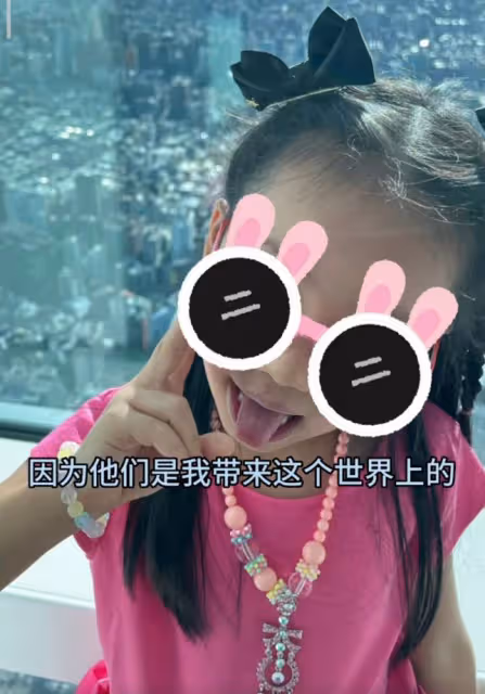 伊能靜帶女兒出遊，7歲米粒曬黑不少，穿粉裙做美甲超可愛
