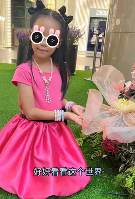 伊能靜帶女兒出遊，7歲米粒曬黑不少，穿粉裙做美甲超可愛