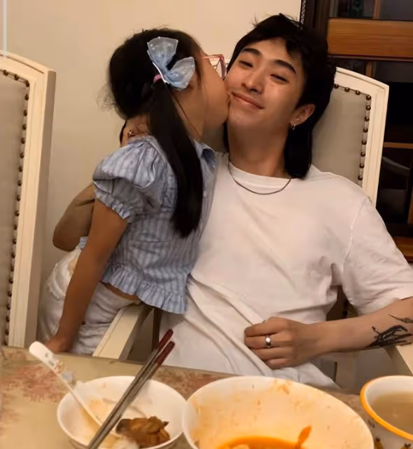 伊能靜帶女兒出遊，7歲米粒曬黑不少，穿粉裙做美甲超可愛