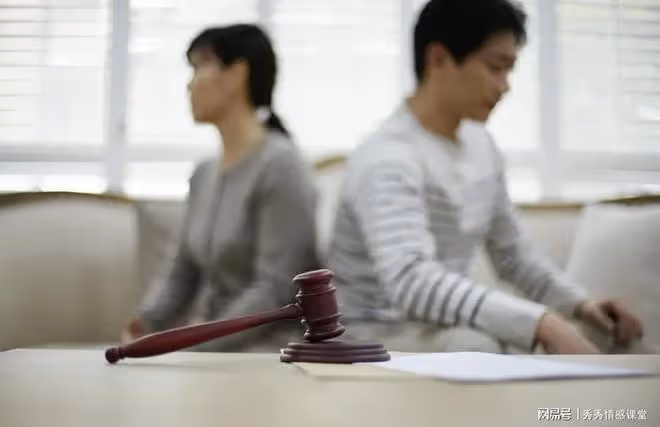 故事：「你媽住別墅讓我媽睡車庫？離婚」妻子爽快答應，男人慌了