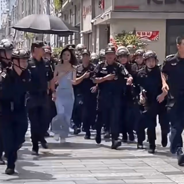 楊穎出行安保陣仗大，特警長排維護開路，網友怒斥浪費資源