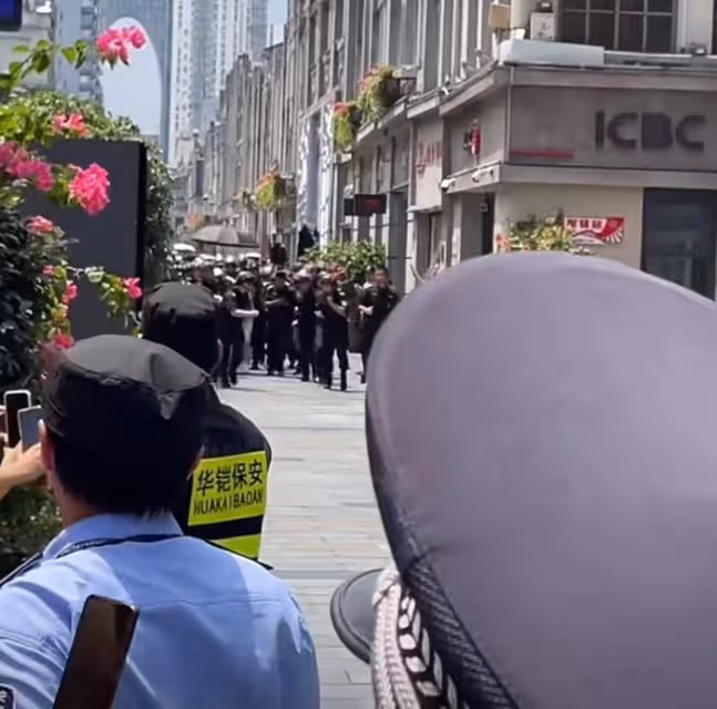 楊穎出行安保陣仗大,特警長排維護開路,網友怒斥浪費資源