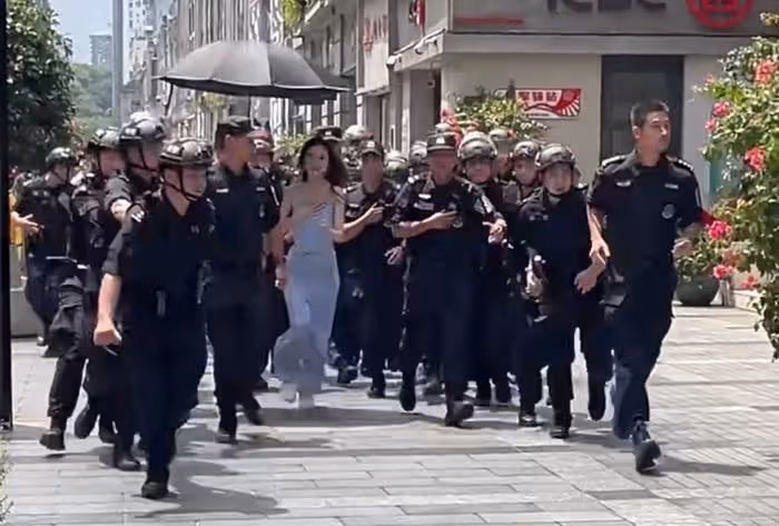 楊穎出行安保陣仗大,特警長排維護開路,網友怒斥浪費資源