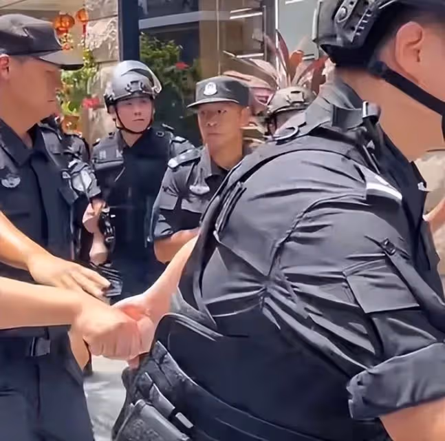 楊穎出行安保陣仗大,特警長排維護開路,網友怒斥浪費資源