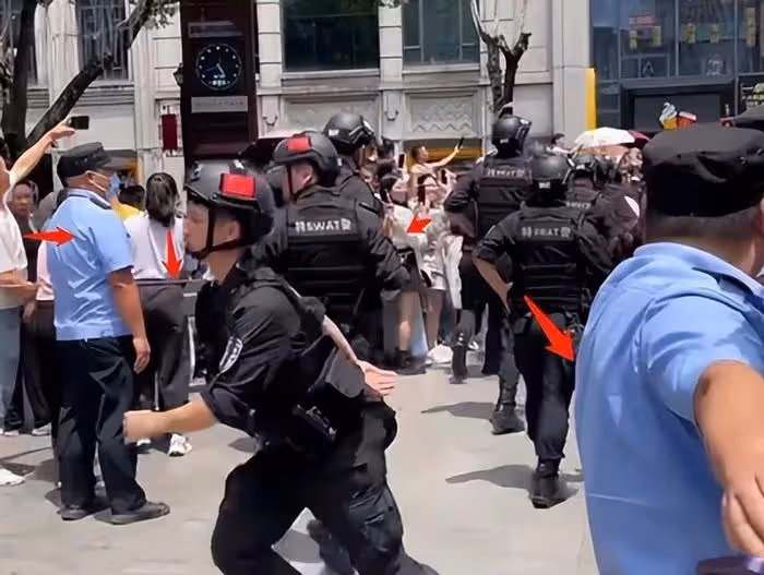 楊穎出行安保陣仗大,特警長排維護開路,網友怒斥浪費資源