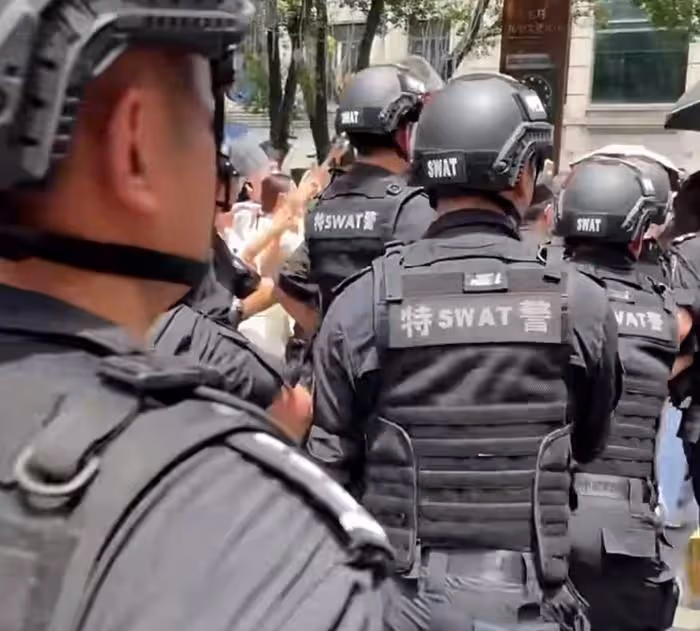 楊穎出行安保陣仗大,特警長排維護開路,網友怒斥浪費資源