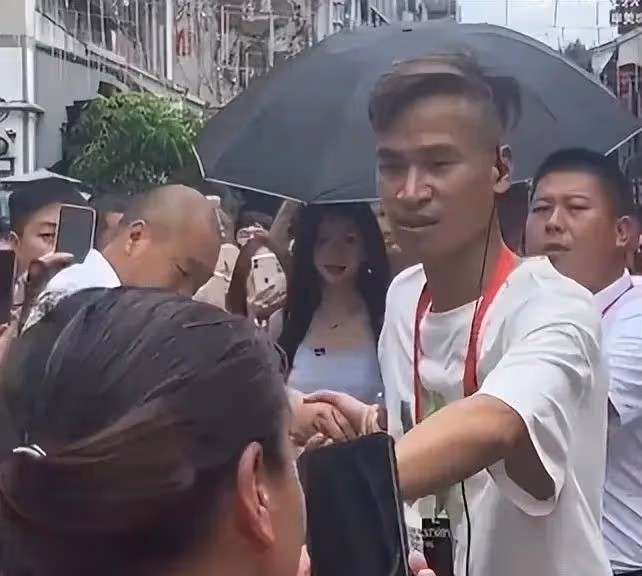 楊穎出行安保陣仗大,特警長排維護開路,網友怒斥浪費資源