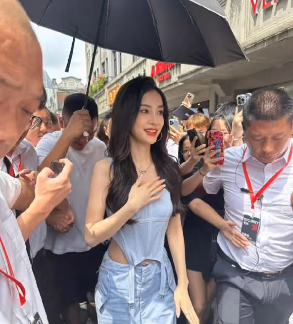 楊穎出行安保陣仗大,特警長排維護開路,網友怒斥浪費資源