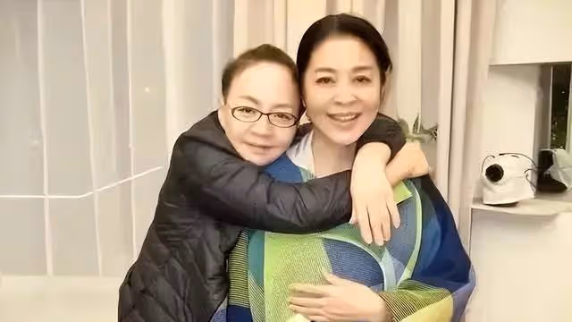 當年，宋丹丹臥床痛苦不堪，倪萍：「趕緊滾起來，來我家拖地！」