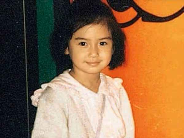女星童年照:楊穎4歲肉感十足,楊冪4歲英氣逼人,看到迪麗熱巴4歲:想抱走!