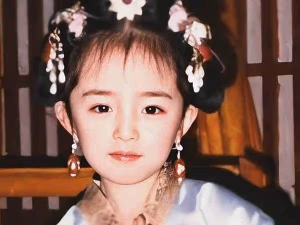 女星童年照:楊穎4歲肉感十足,楊冪4歲英氣逼人,看到迪麗熱巴4歲:想抱走!