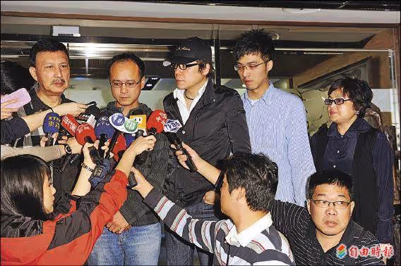 黃金五寶剩三人!張菲憶「他才是真正的大哥」合照必站中間 積極抗病3年「苦撐等服刑兒」父子最後一面好鼻酸