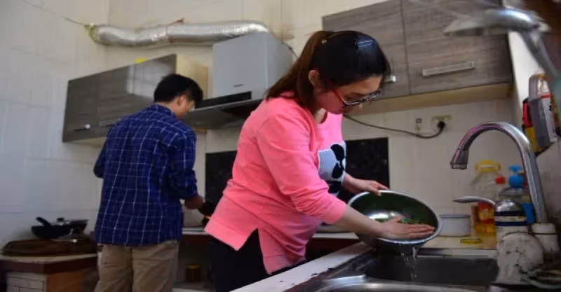 娘家12人聚餐！我和老公辛苦「煮了一桌菜」母親卻譲我們去廚房吃　我怒急「做了1件事」並放話：以後沒娘家了