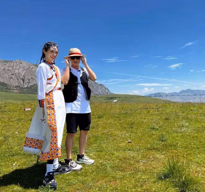 奚夢瑤穿藏服與老公合影,何猷君身材五五分,被調侃像當地導遊