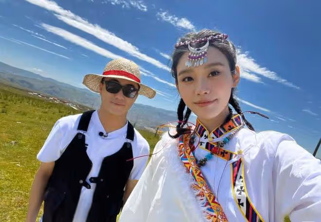 奚夢瑤穿藏服與老公合影,何猷君身材五五分,被調侃像當地導遊