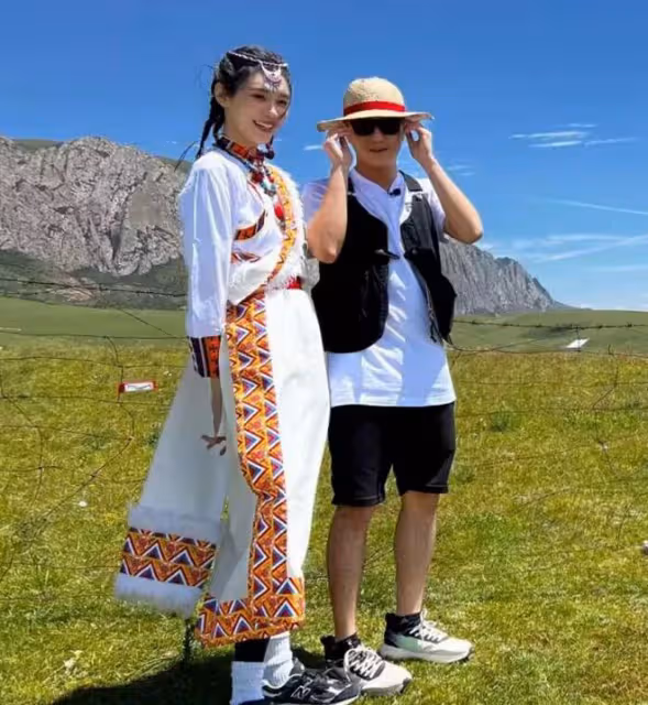 奚夢瑤穿藏服與老公合影,何猷君身材五五分,被調侃像當地導遊