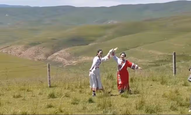 奚夢瑤穿藏服與老公合影,何猷君身材五五分,被調侃像當地導遊