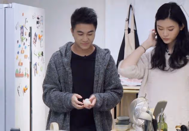 奚夢瑤穿藏服與老公合影,何猷君身材五五分,被調侃像當地導遊