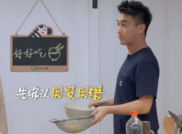 奚夢瑤穿藏服與老公合影,何猷君身材五五分,被調侃像當地導遊