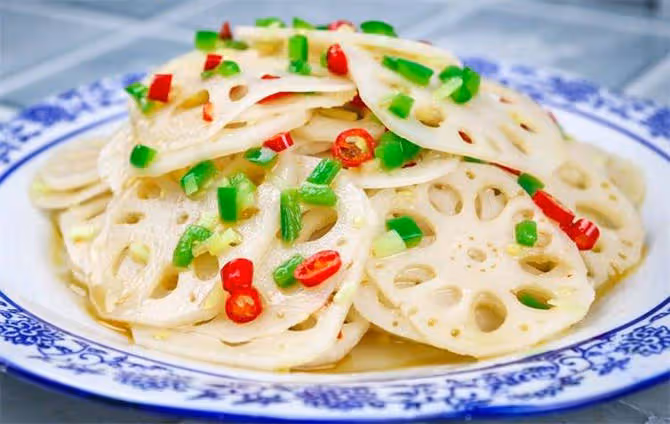 難怪飯店的涼拌藕片那麼好吃?大廚教你小訣竅,清脆爽口不發黑