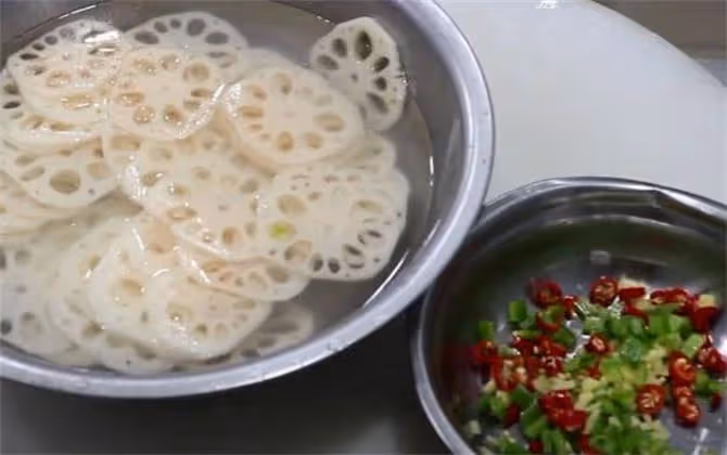 難怪飯店的涼拌藕片那麼好吃?大廚教你小訣竅,清脆爽口不發黑