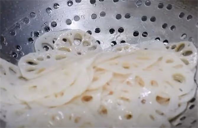 難怪飯店的涼拌藕片那麼好吃?大廚教你小訣竅,清脆爽口不發黑