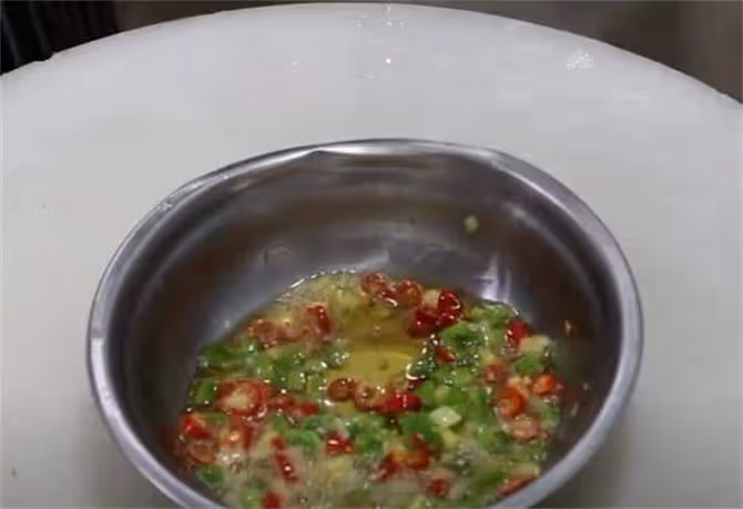 難怪飯店的涼拌藕片那麼好吃?大廚教你小訣竅,清脆爽口不發黑
