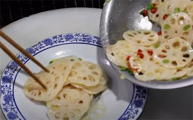難怪飯店的涼拌藕片那麼好吃?大廚教你小訣竅,清脆爽口不發黑