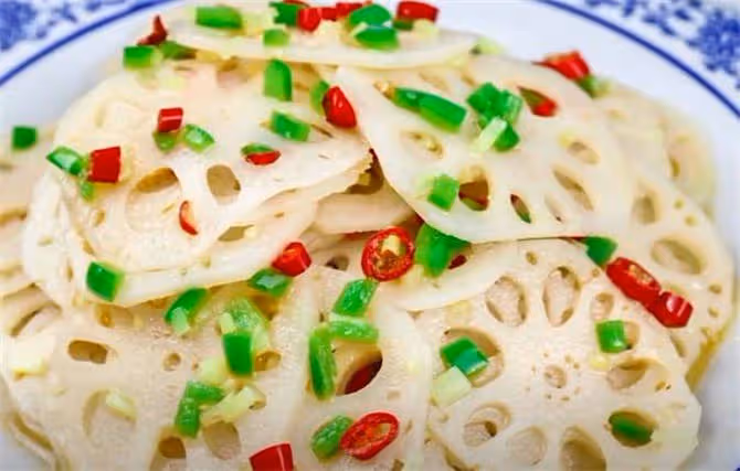 難怪飯店的涼拌藕片那麼好吃?大廚教你小訣竅,清脆爽口不發黑
