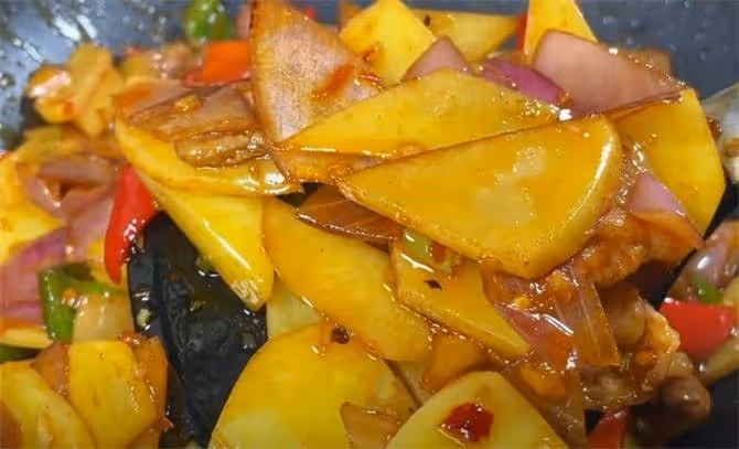 土豆搭配洋蔥簡單一做,真的太解饞了,鮮香入味,看著就流口水