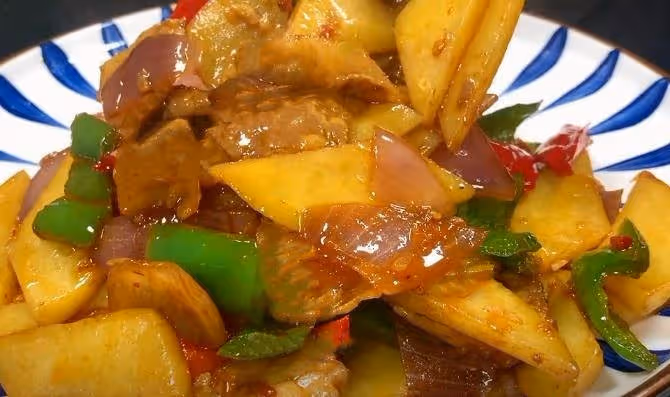 土豆搭配洋蔥簡單一做，真的太解饞了，鮮香入味，看著就流口水