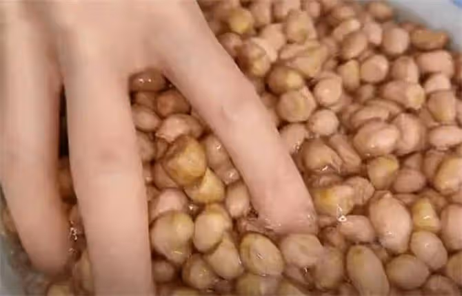 炸花生米時,最忌先放油,多加2步,又香又脆,放半年都嘎嘣脆