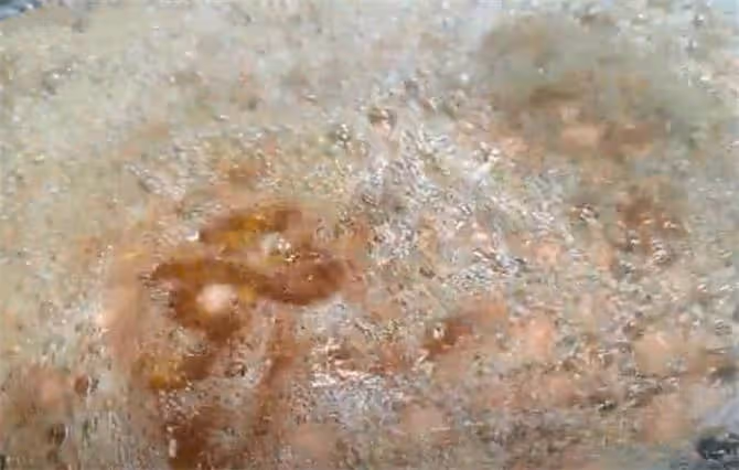 炸花生米時，最忌先放油，多加2步，又香又脆，放半年都嘎嘣脆