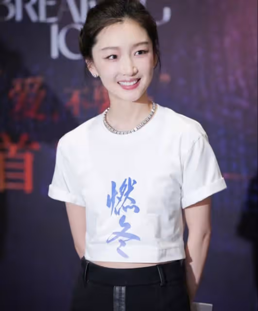 8月19日，影后周冬雨引發熱議！這次的妝容還是不錯的，很適合她