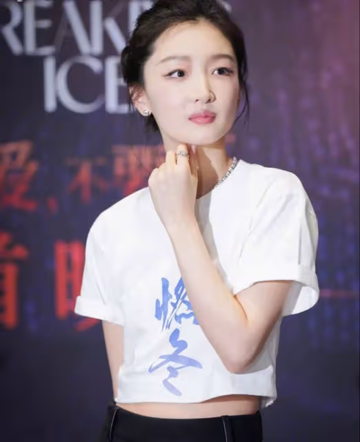 8月19日，影后周冬雨引發熱議！這次的妝容還是不錯的，很適合她