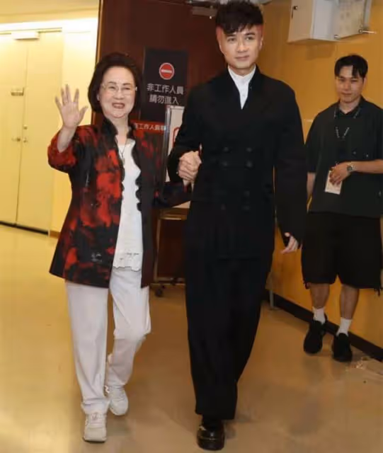 85歲瓊瑤演唱會眾星支持!被古巨基攙扶精神好,林心如蘇有朋送花