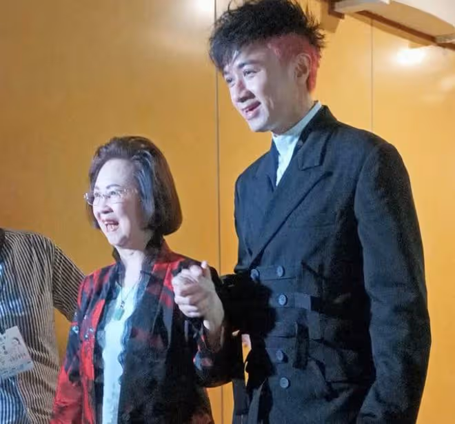 85歲瓊瑤演唱會眾星支持!被古巨基攙扶精神好,林心如蘇有朋送花