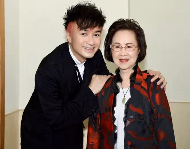 85歲瓊瑤演唱會眾星支持!被古巨基攙扶精神好,林心如蘇有朋送花