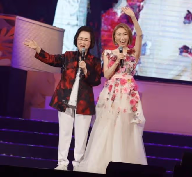85歲瓊瑤演唱會眾星支持!被古巨基攙扶精神好,林心如蘇有朋送花