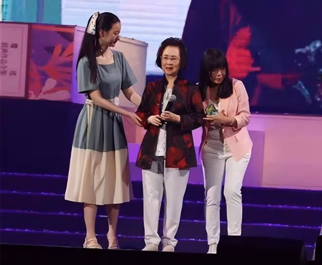 85歲瓊瑤演唱會眾星支持!被古巨基攙扶精神好,林心如蘇有朋送花