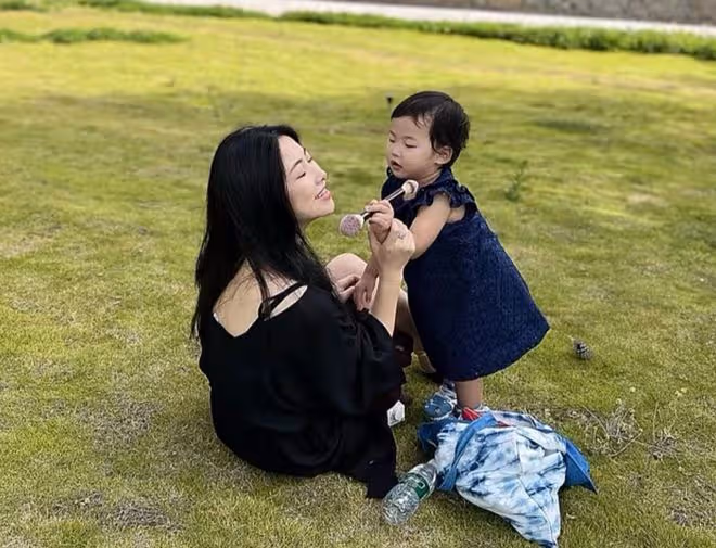 朱珠一家三口出遊,兩歲女兒顏值獲贊,卻因用安撫奶嘴引熱議