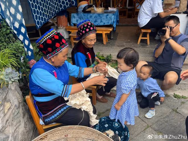朱珠一家三口出遊,兩歲女兒顏值獲贊,卻因用安撫奶嘴引熱議