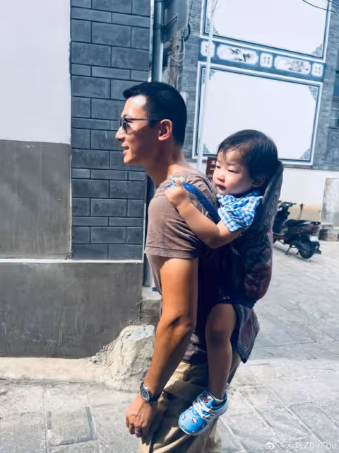 朱珠一家三口出遊,兩歲女兒顏值獲贊,卻因用安撫奶嘴引熱議