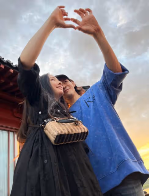 向佐郭碧婷帶娃游西湖,夫妻看日出恩愛比心,倆兒女被養得肉嘟嘟
