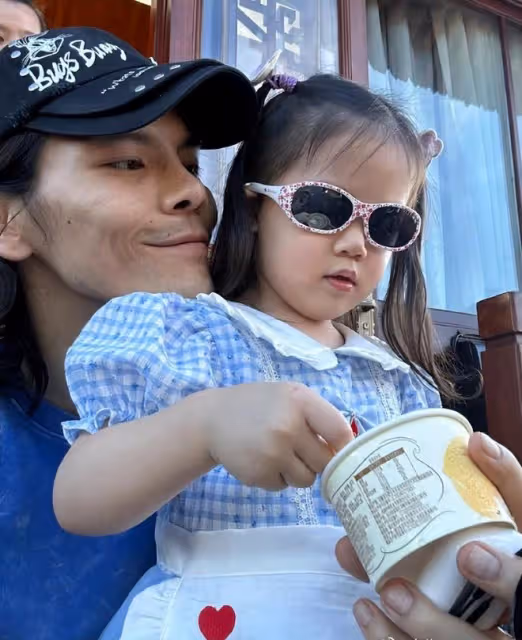 向佐郭碧婷帶娃游西湖,夫妻看日出恩愛比心,倆兒女被養得肉嘟嘟