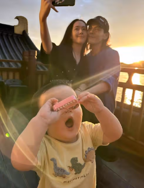向佐郭碧婷帶娃游西湖,夫妻看日出恩愛比心,倆兒女被養得肉嘟嘟